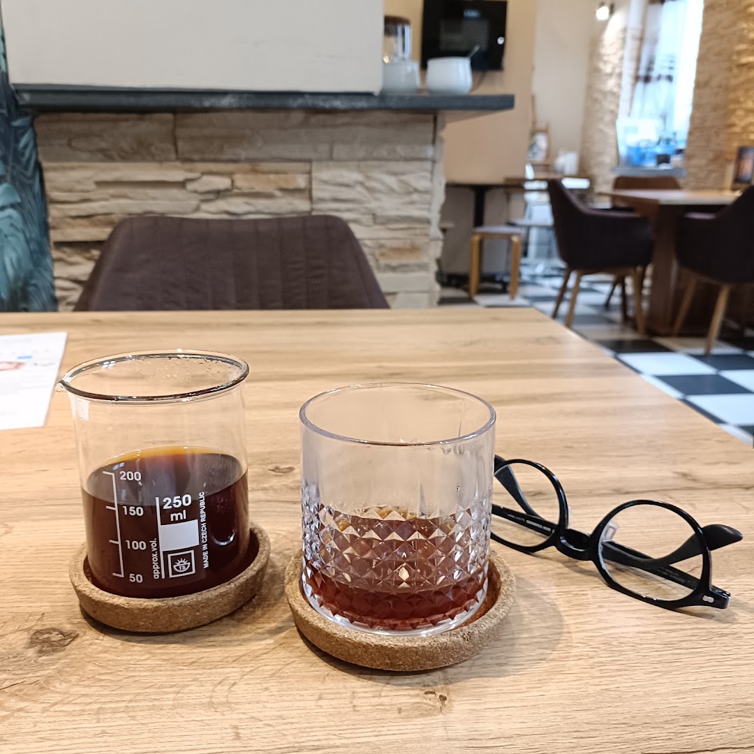 Kék Elefánt Kávézó: appealing shot of coffee drinks