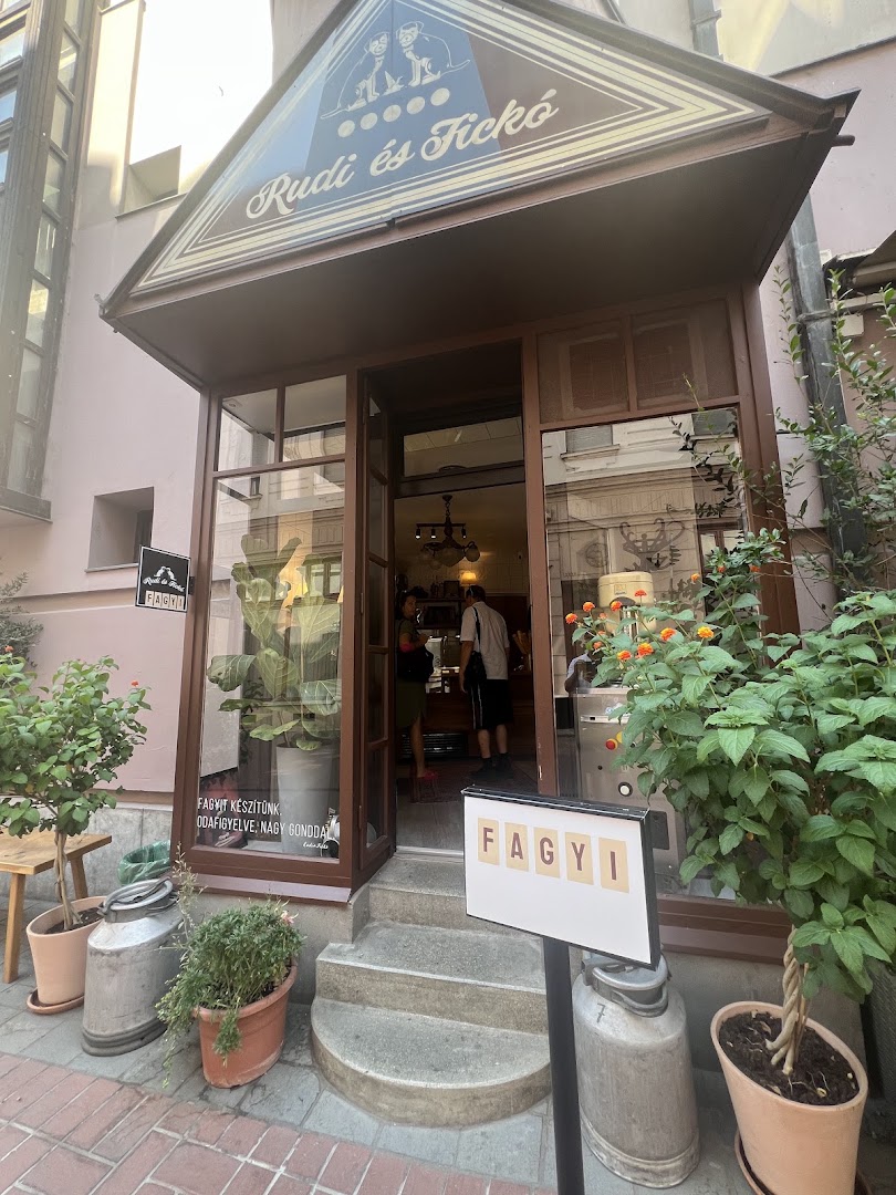 Rudi és Fickó: clear, inviting storefront photo