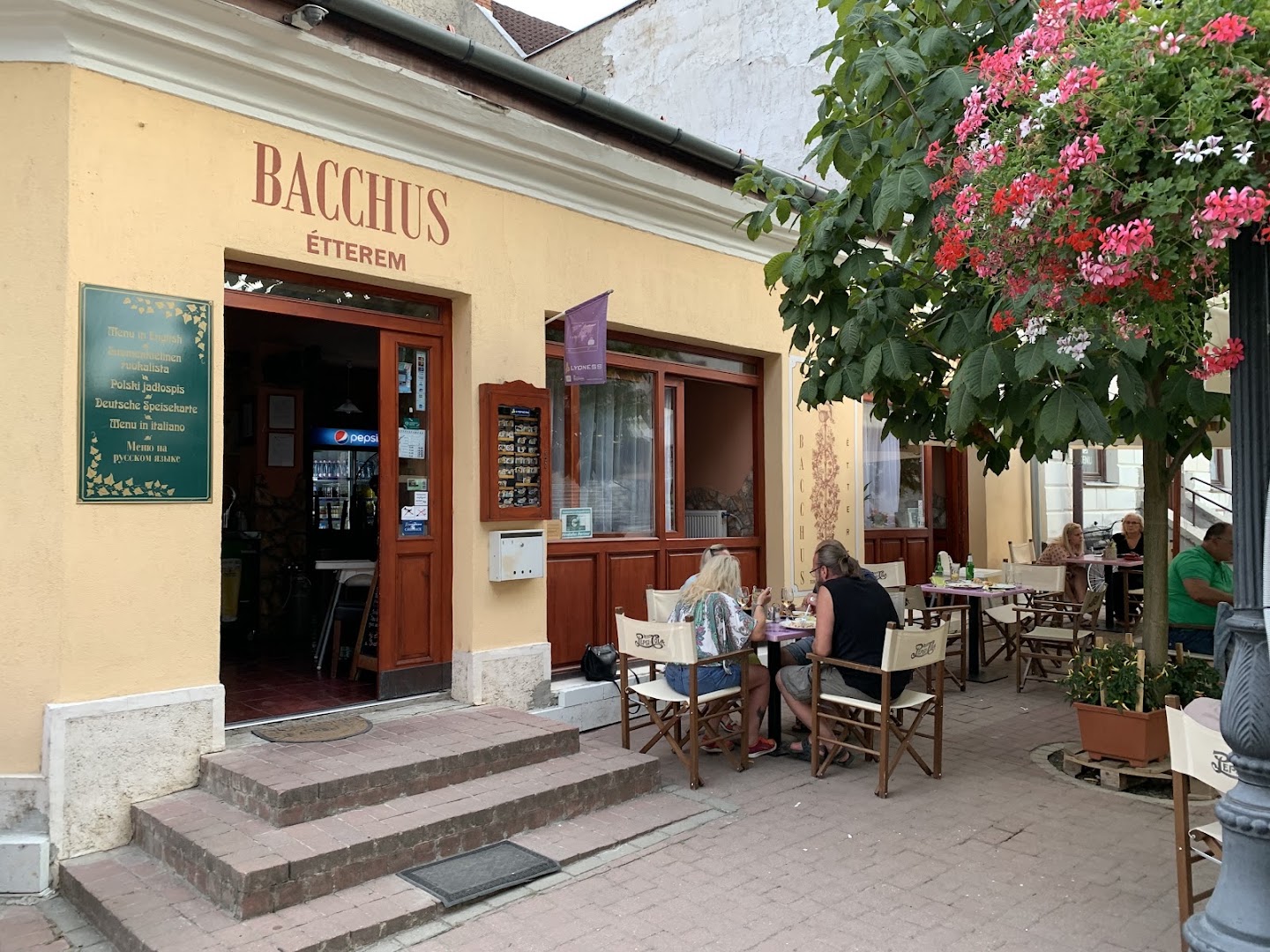 Bacchus Étterem: inviting exterior with terrace seating