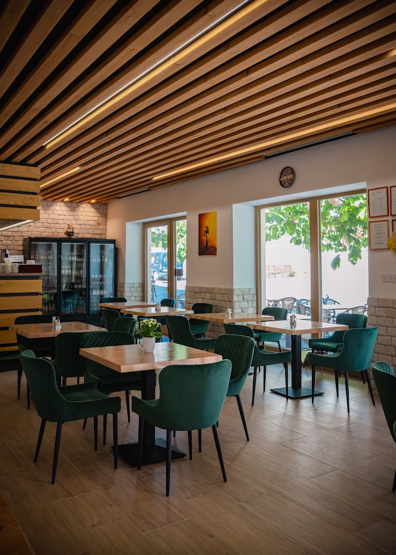 Bacchus Étterem: high quality interior restaurant shot