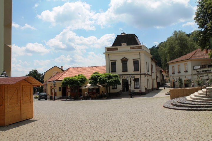Bacchus Étterem: clear exterior view of restaurant