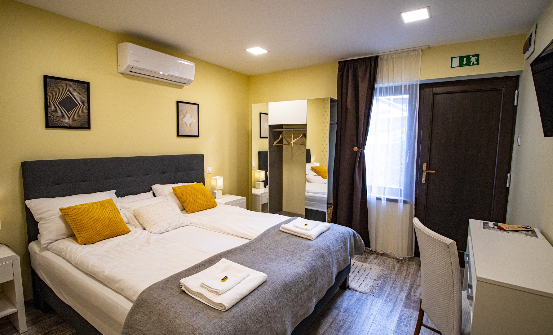 Fakapu Pince és Panzió: clean and professional hotel room
