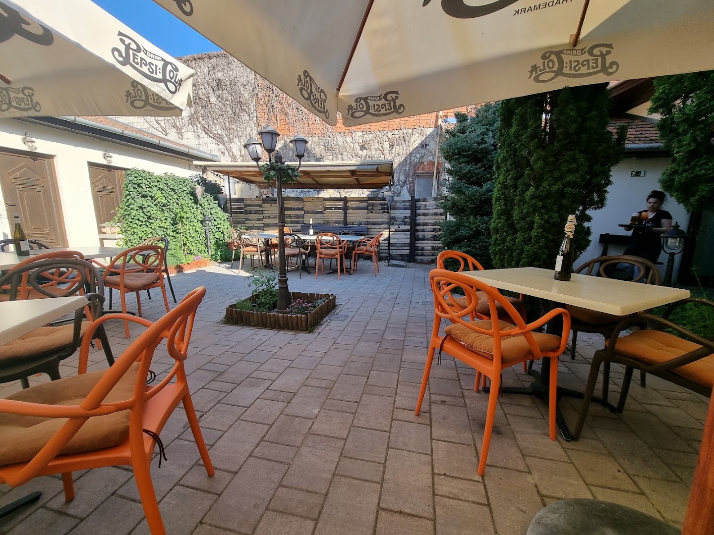Fakapu Pince és Panzió: inviting terrace atmosphere and seating