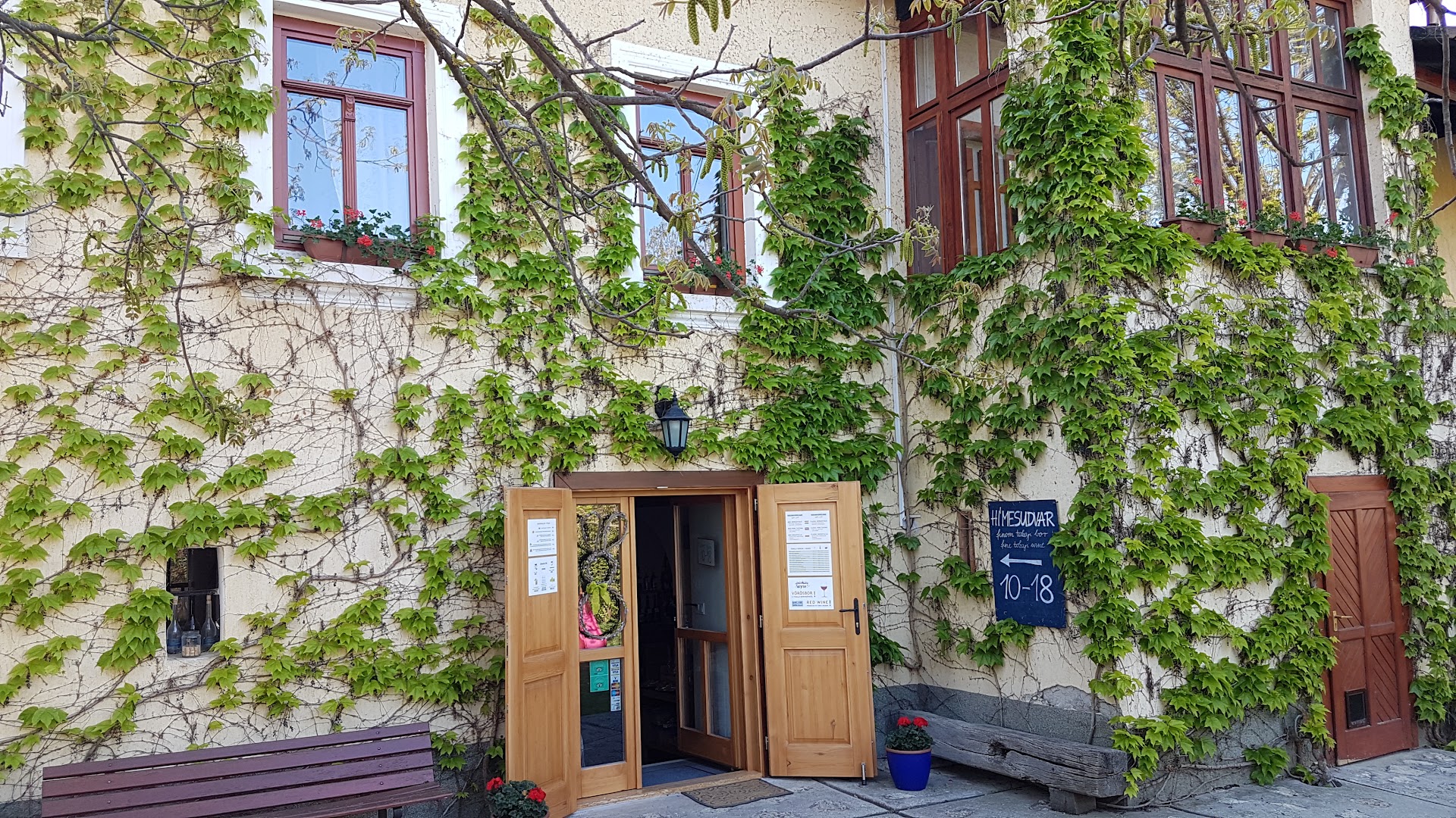 Hímesudvar: attractive exterior of the venue