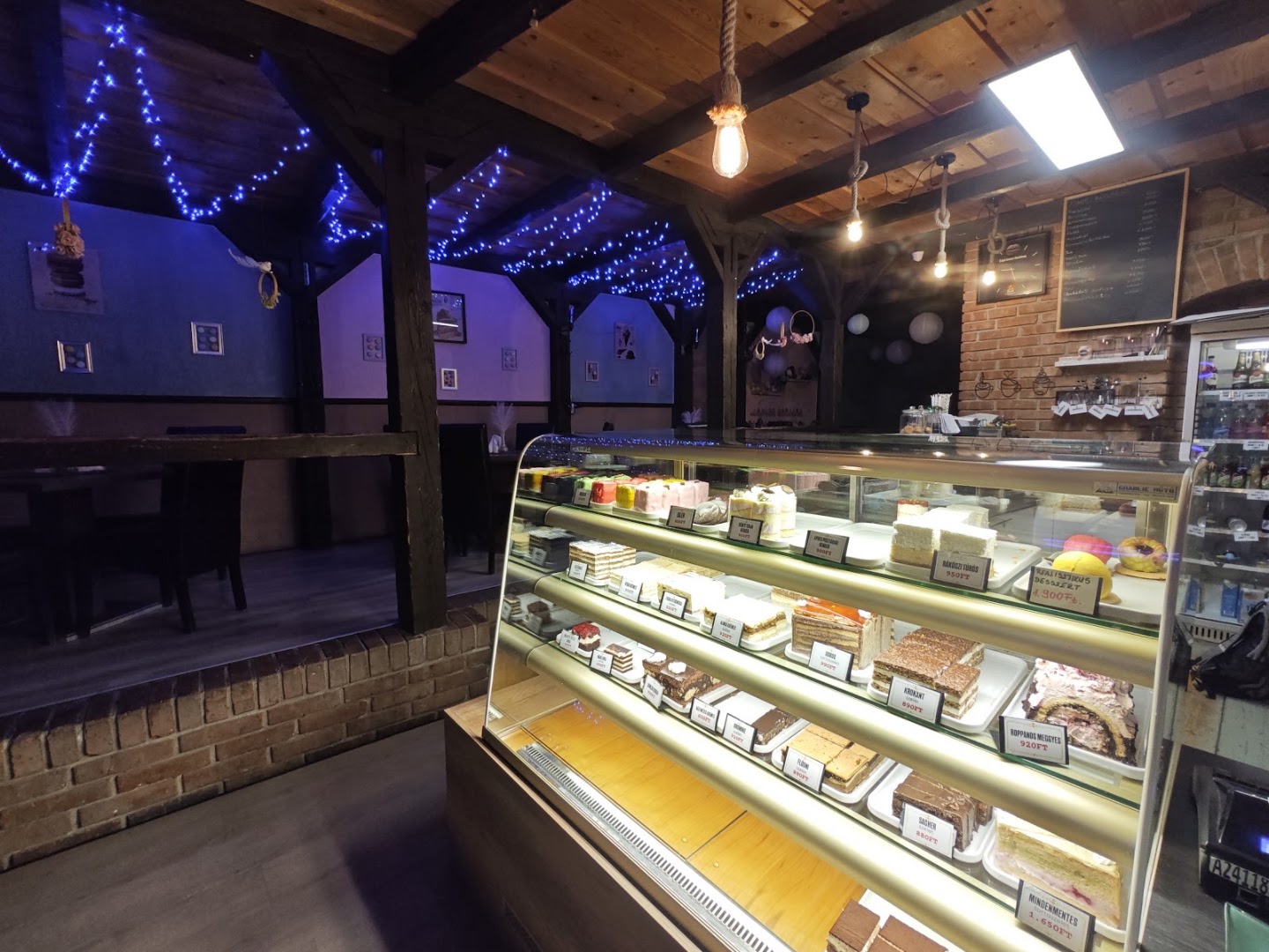 Kedvenc Helyem Cukrászda: inviting interior and display case