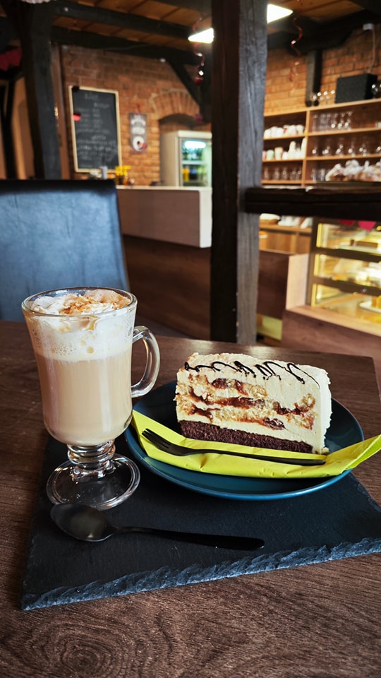 Kedvenc Helyem Cukrászda: appetizing food and cafe atmosphere