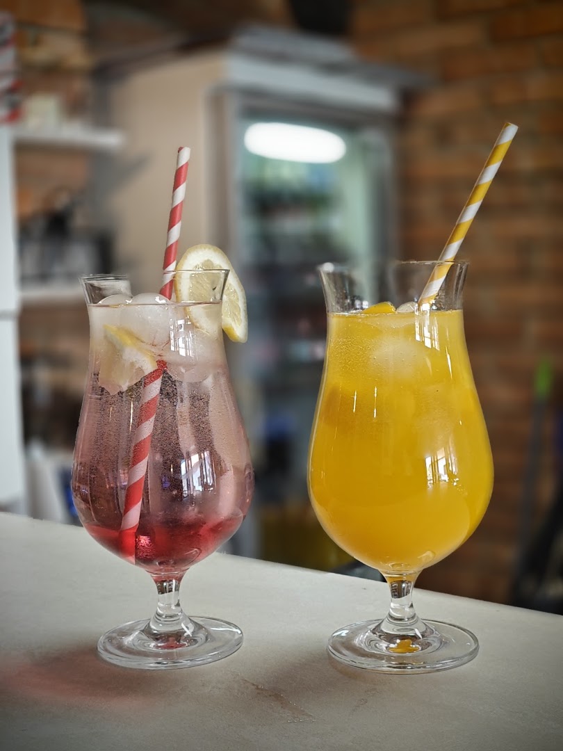 Kedvenc Helyem Cukrászda: appealing photo of refreshing drinks