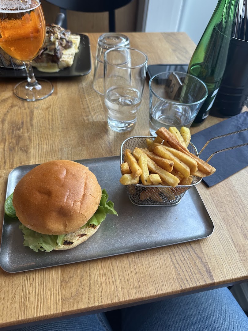 Bautinn: appetizing food and drink presentation