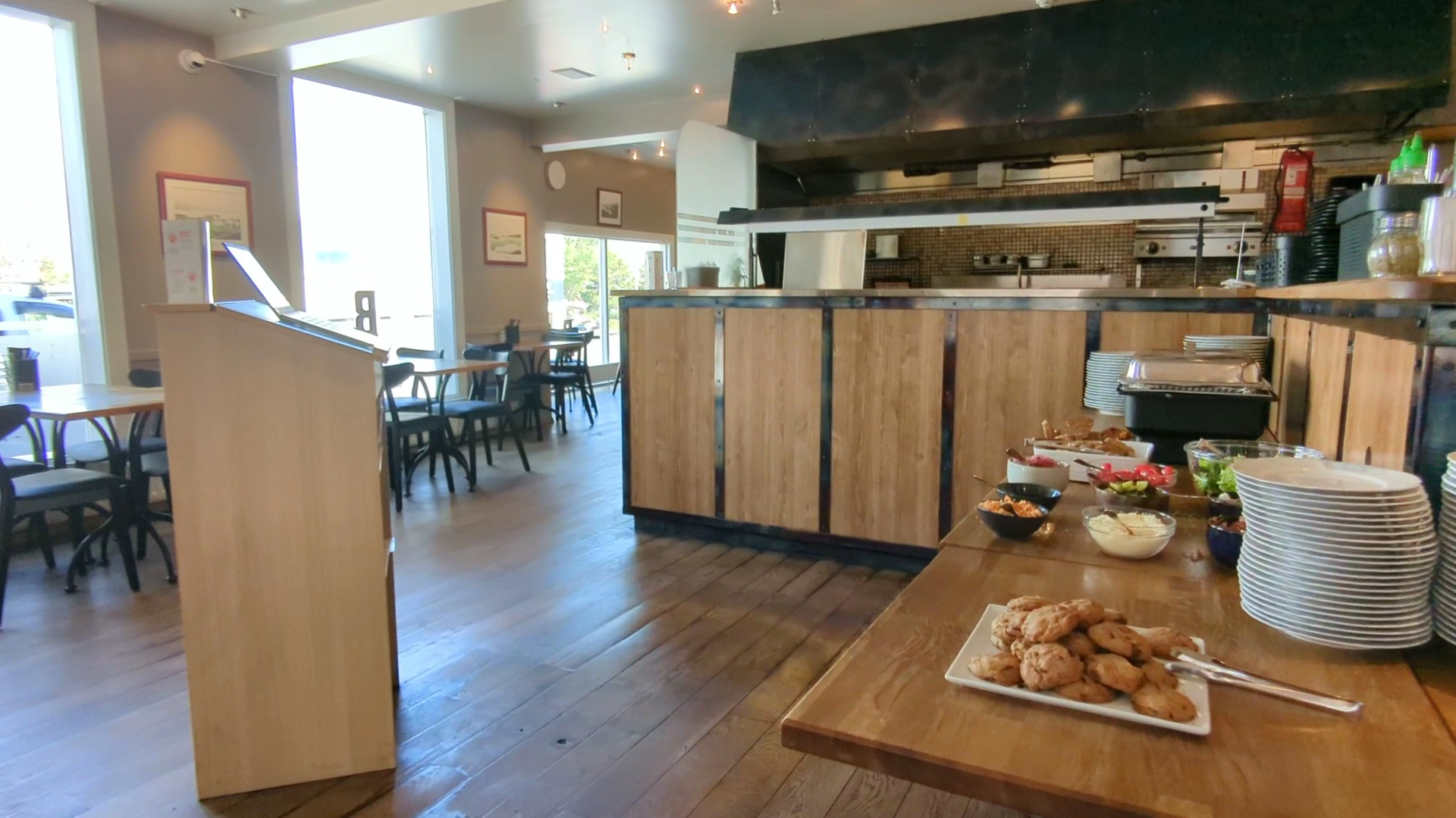 Bautinn: clear view of restaurant interior
