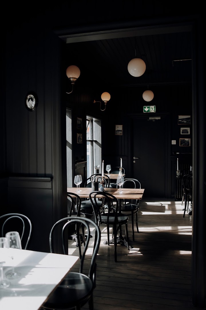 Eyja Winebar & Bistro: atmospheric and professional interior shot