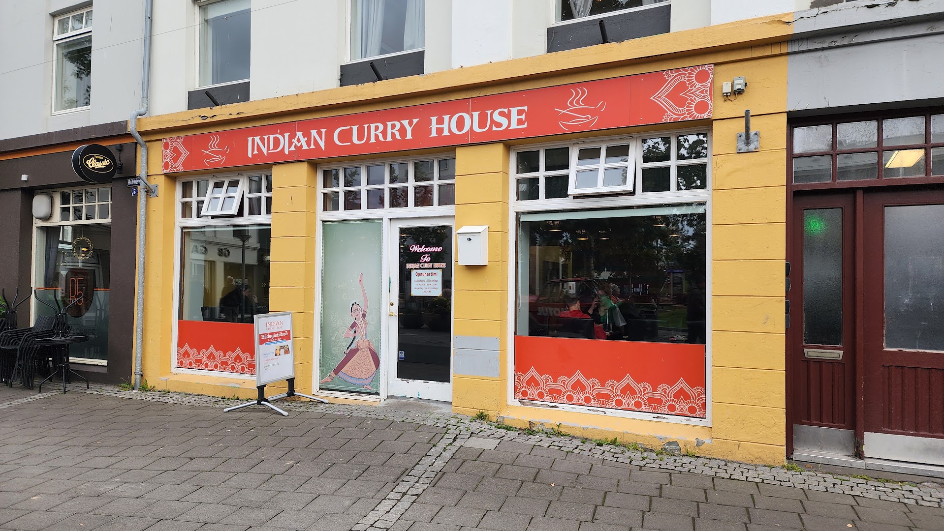 Indian Curry House: clear exterior shot of restaurant