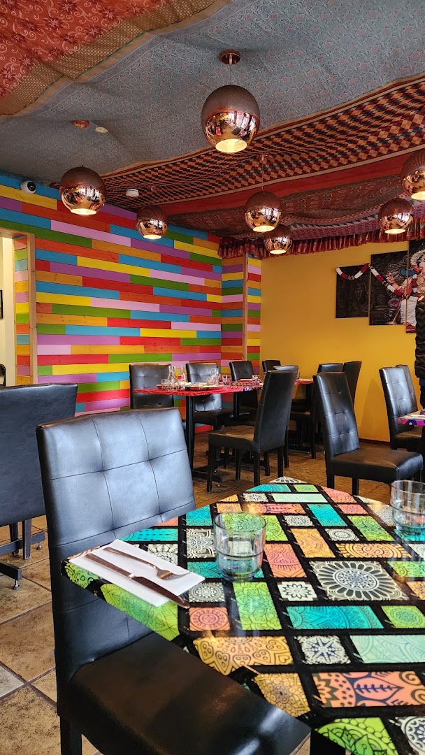 Indian Curry House: vibrant restaurant interior atmosphere
