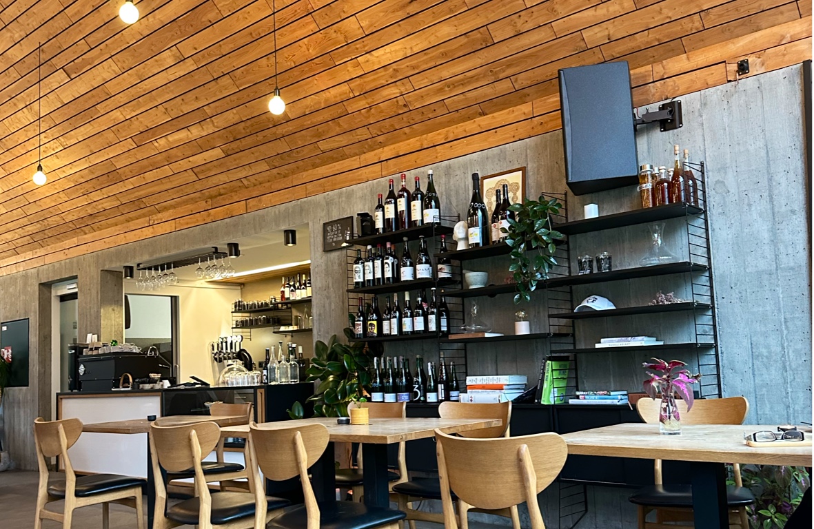 LYST: clear, inviting interior atmosphere