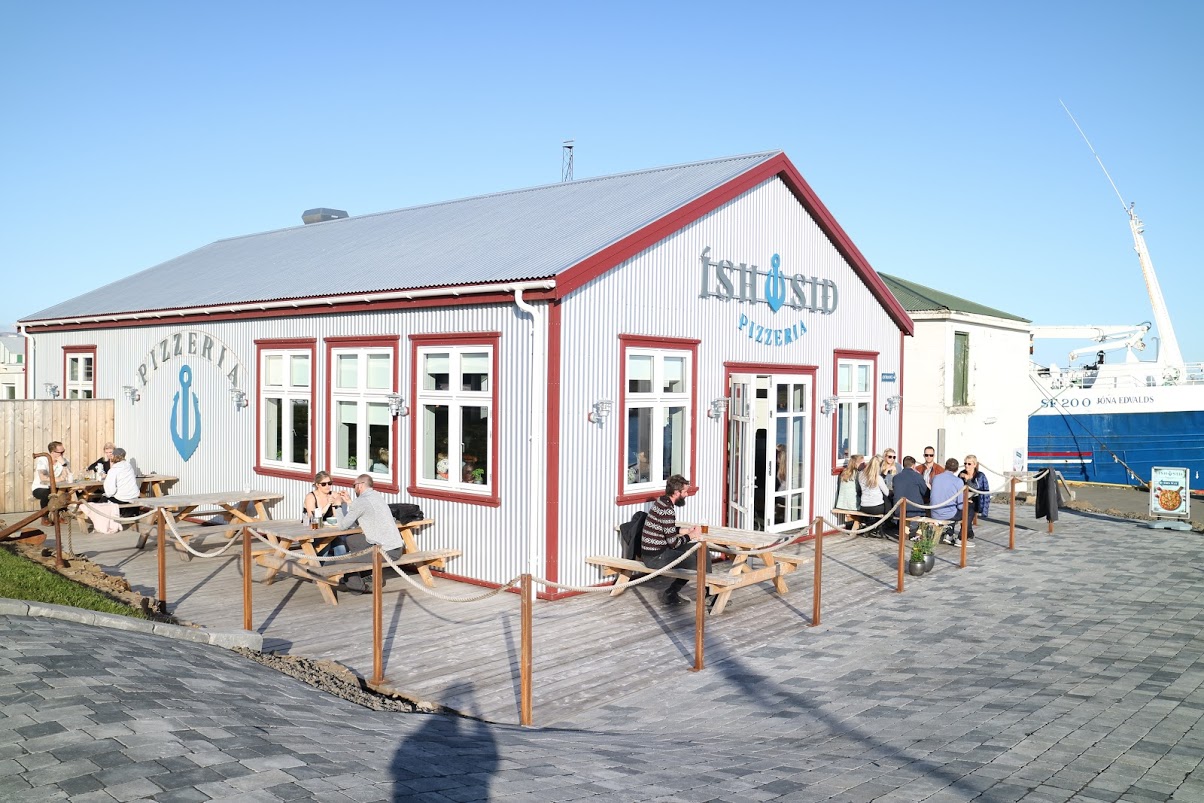 Íshúsið Pizzeria: clear, inviting exterior restaurant shot