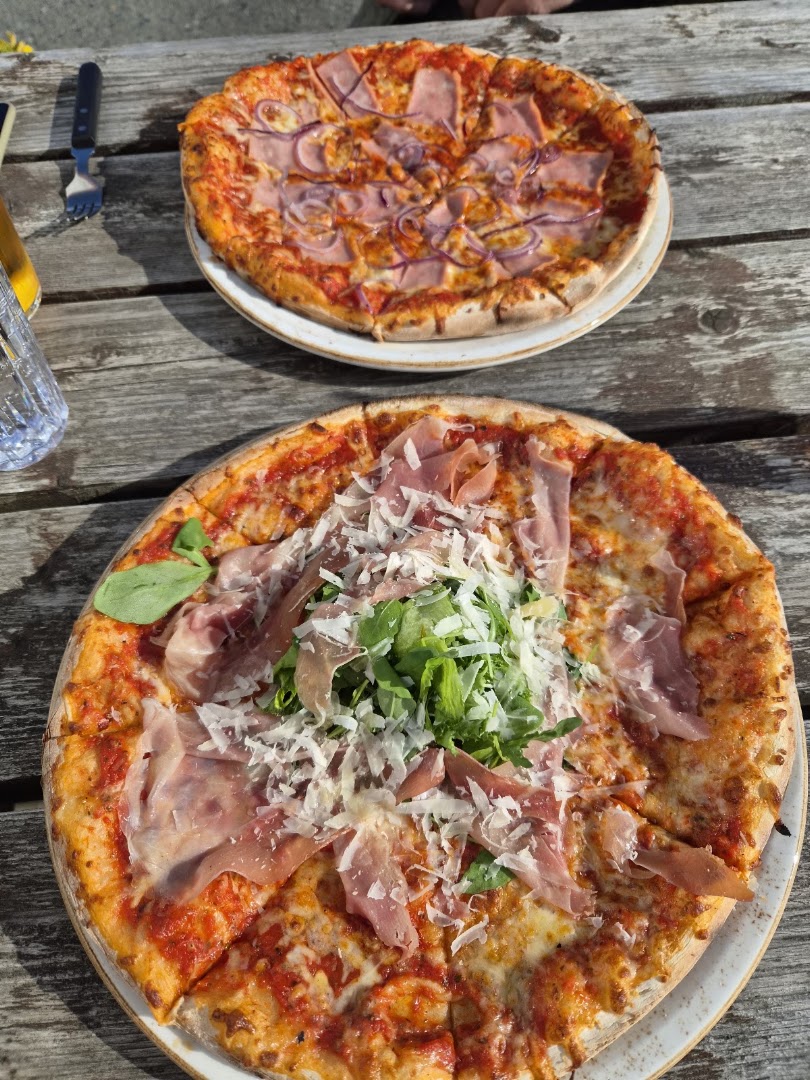 Íshúsið Pizzeria: appetizing photo of restaurant food