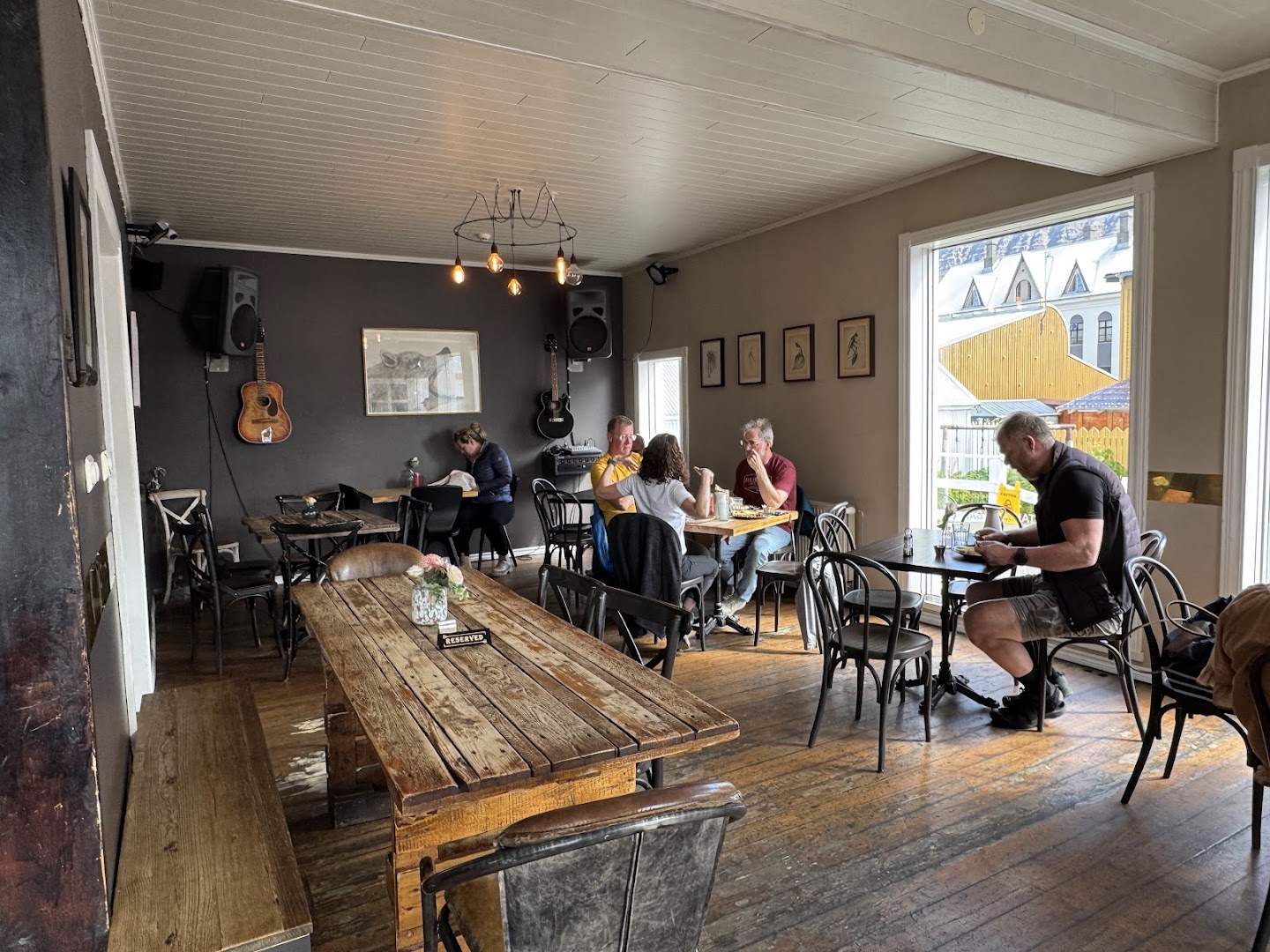 Húsið: clear shot of restaurant interior