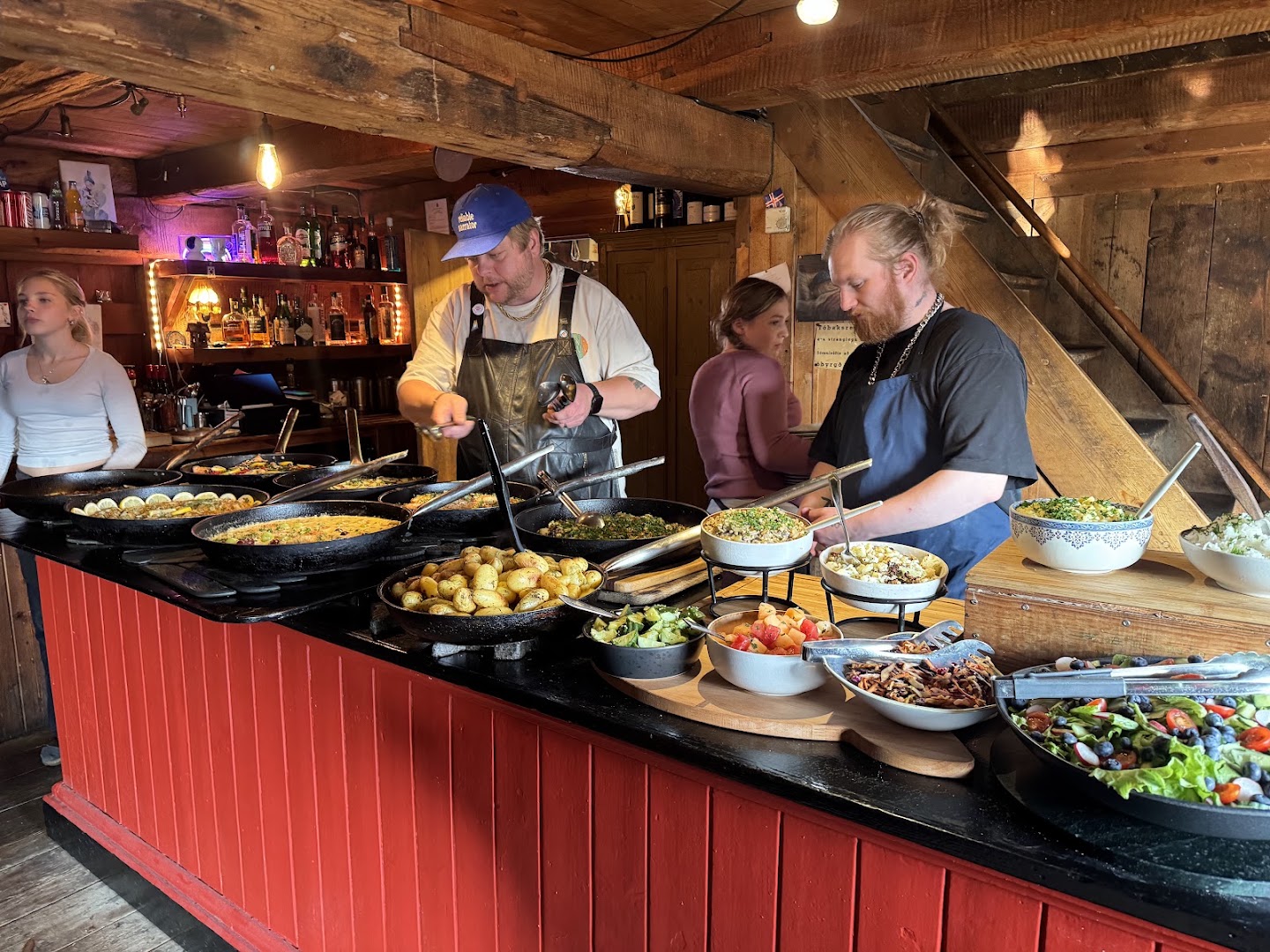 Tjöruhúsið: staff and food preparation