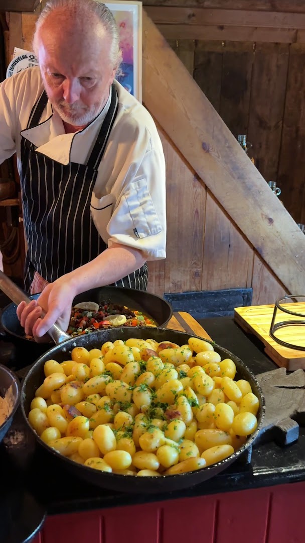 Tjöruhúsið: high quality professional food preparation