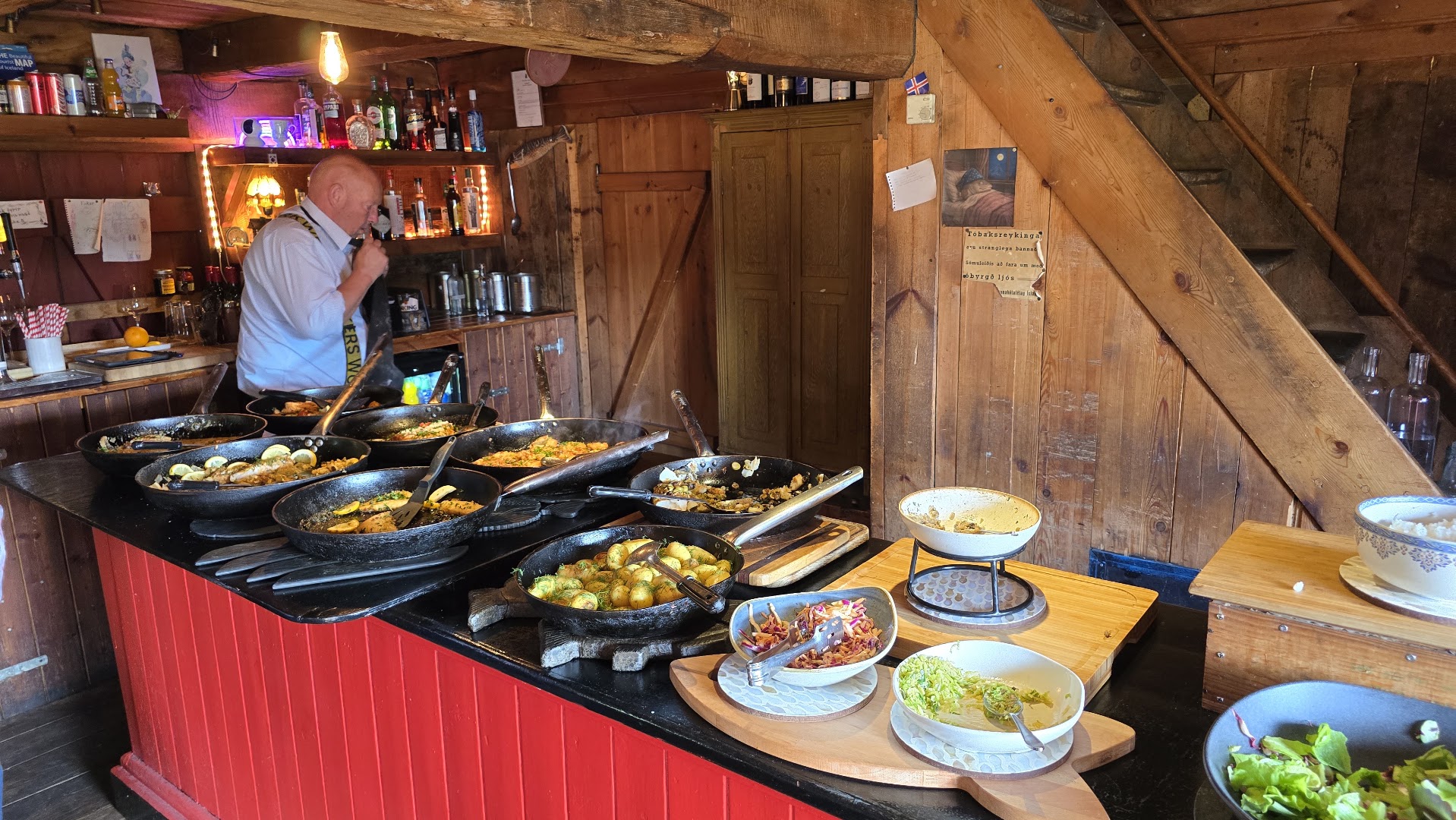 Tjöruhúsið: authentic restaurant atmosphere