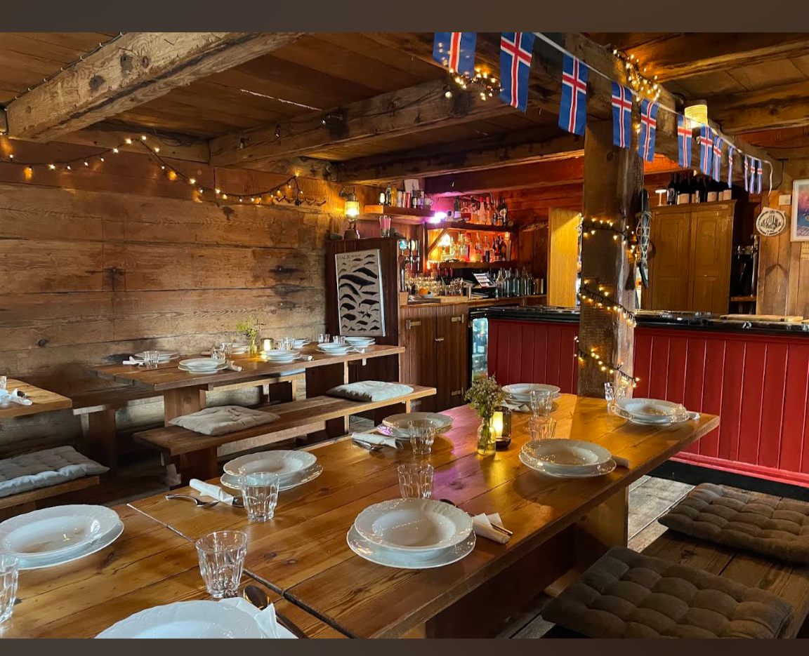 Tjöruhúsið: inviting atmosphere and clear interior