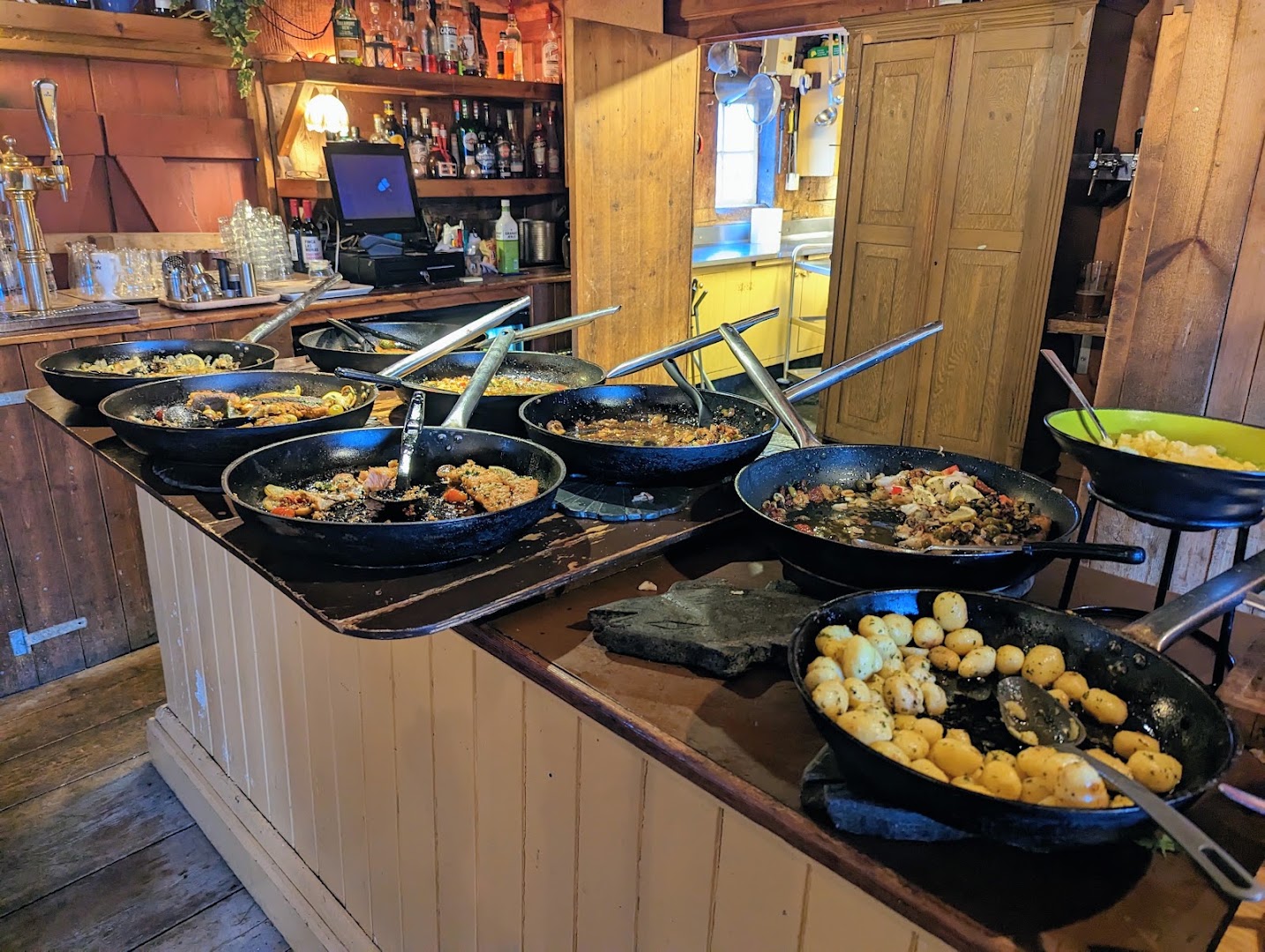 Tjöruhúsið: appetizing display of restaurant food