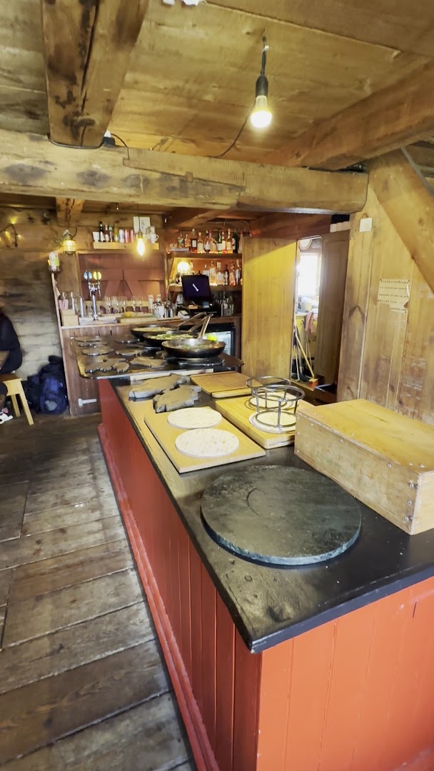 Tjöruhúsið: authentic restaurant interior atmosphere