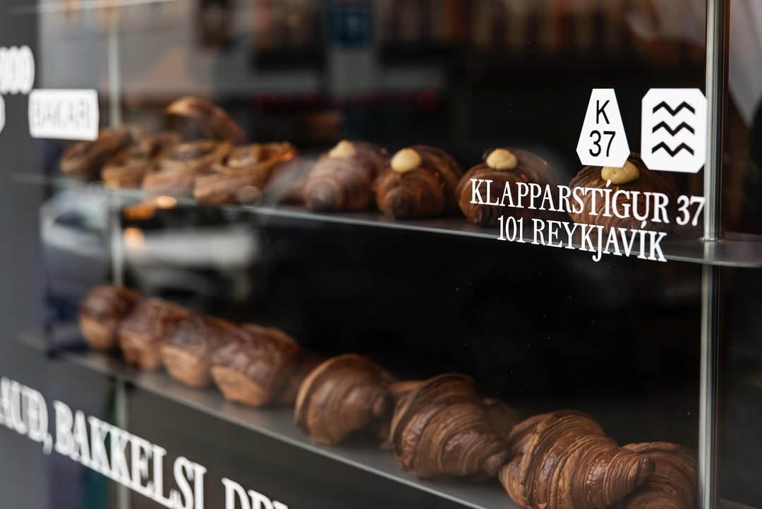 280 Bakarí: appetizing display of bakery products