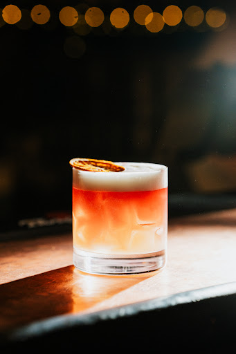 Röntgen: professional, high-quality cocktail photography