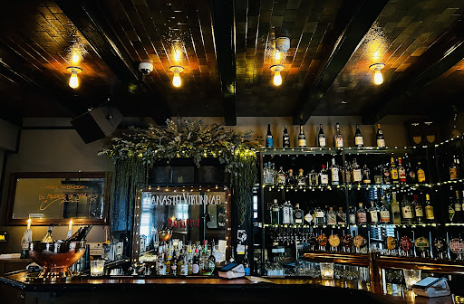 Röntgen: atmospheric and high-quality bar interior