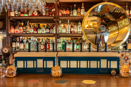 Röntgen: high quality, professional bar interior