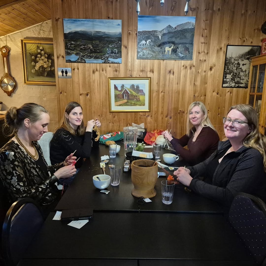 Sægreifinn: guests enjoying the atmosphere