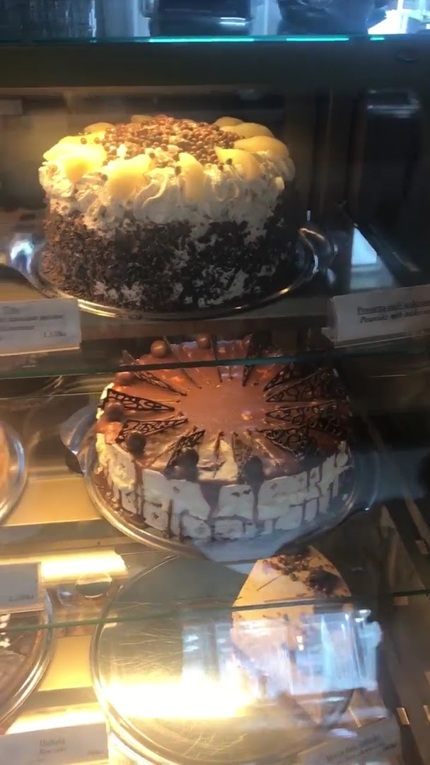 Kaffi Krús: appetizing display of fresh cakes
