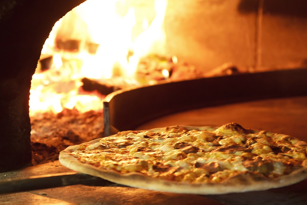 Kaffi Krús: appetizing photo of wood-fired pizza