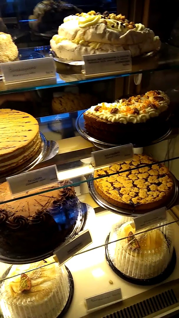 Kaffi Krús: appetizing display of fresh cakes