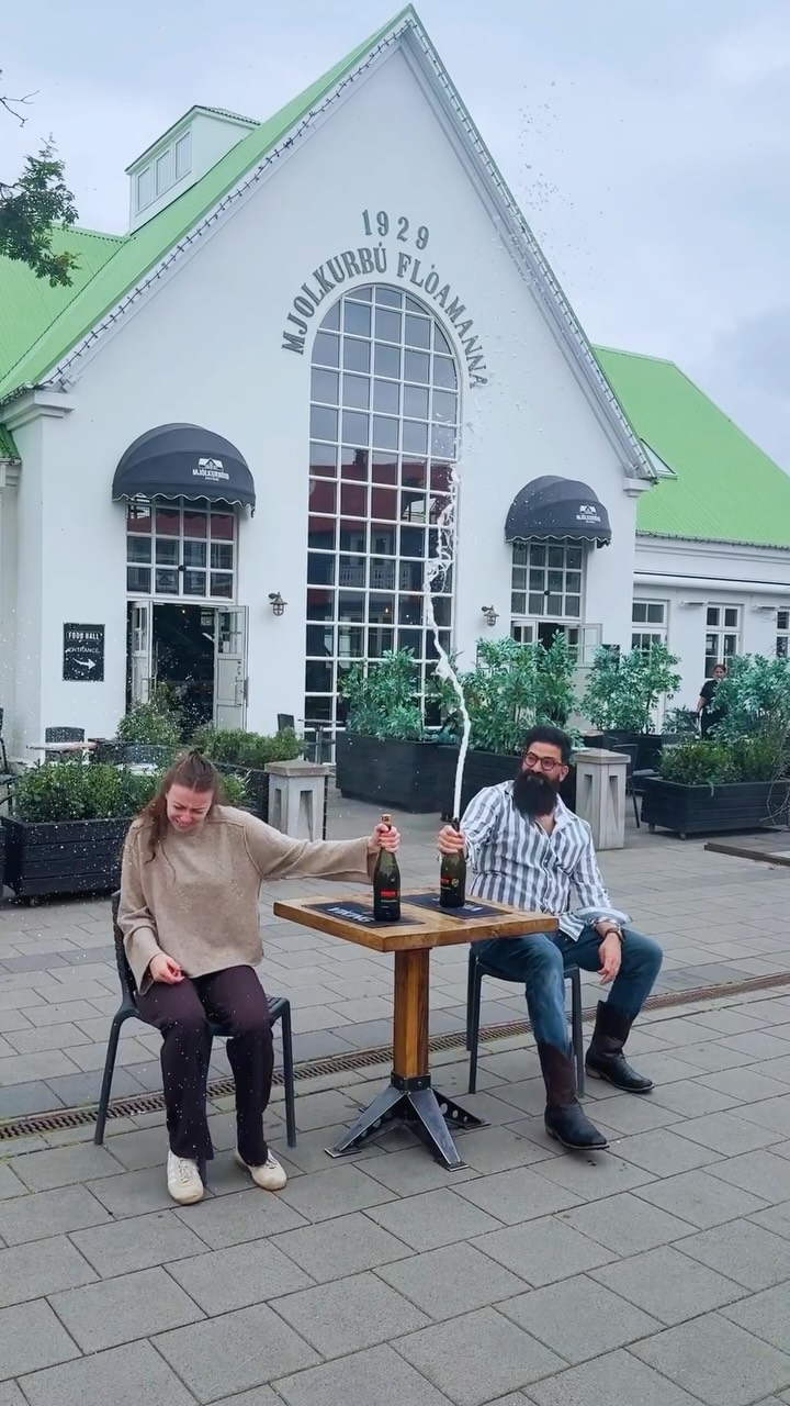 Risið Vínbar: venue atmosphere and guests