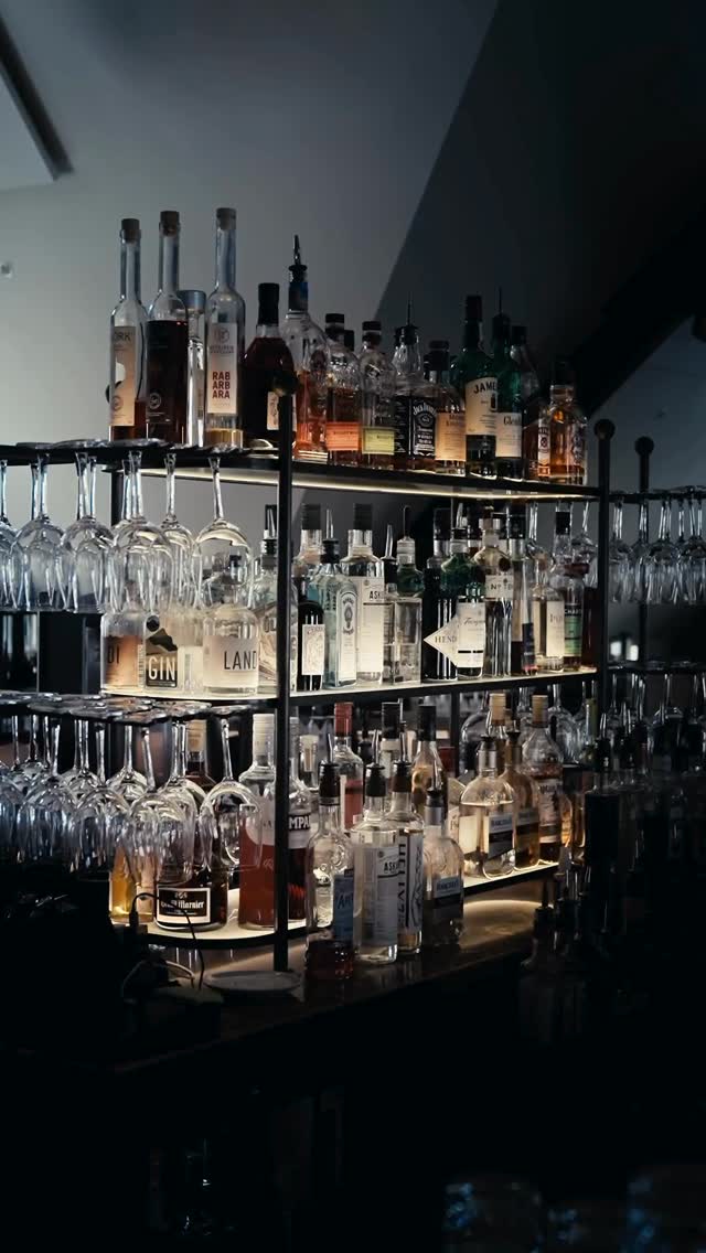 Risið Vínbar: attractive, professional bar shelf display