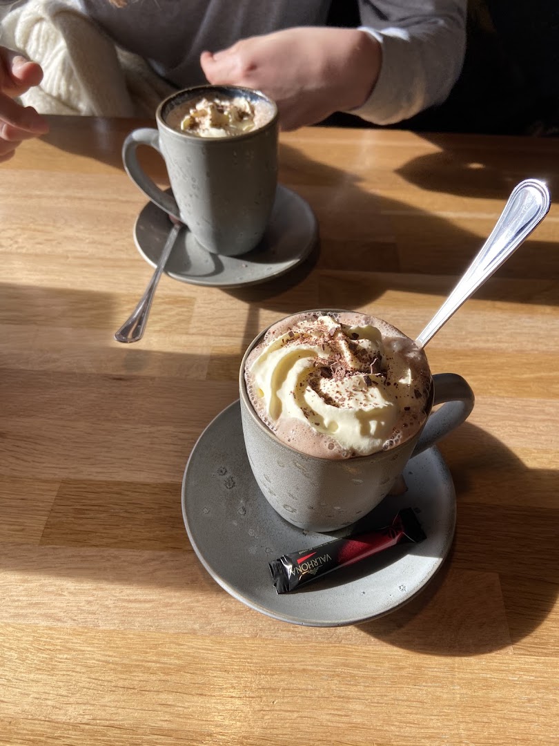 Riverside: appetizing photo of served drinks