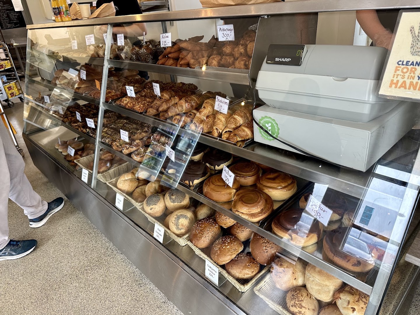 Nesbrauð: clear display of bakery products