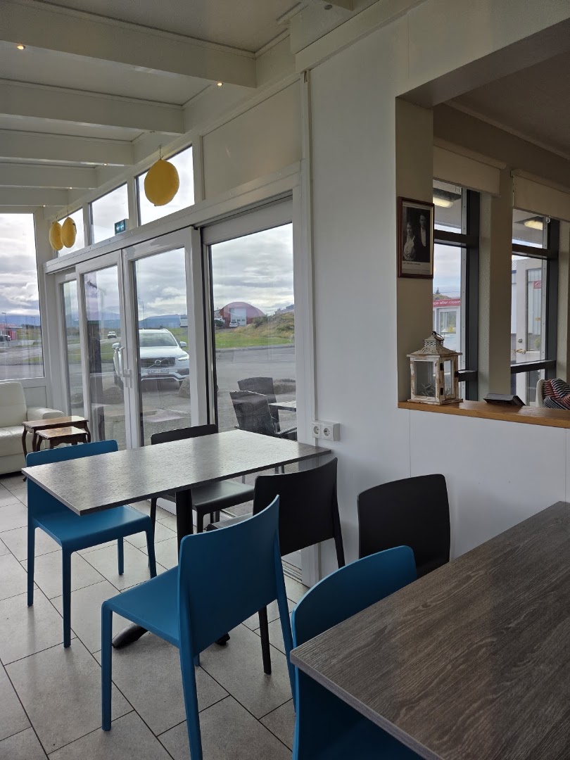 Nesbrauð: clear view of venue interior
