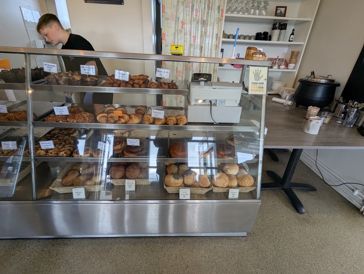 Nesbrauð: clear display of bakery products