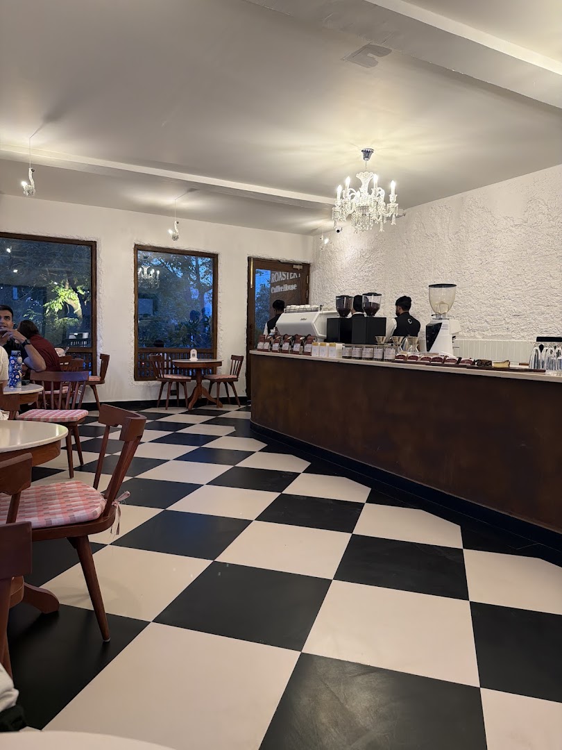 Roastery Coffee House: clear, inviting interior atmosphere