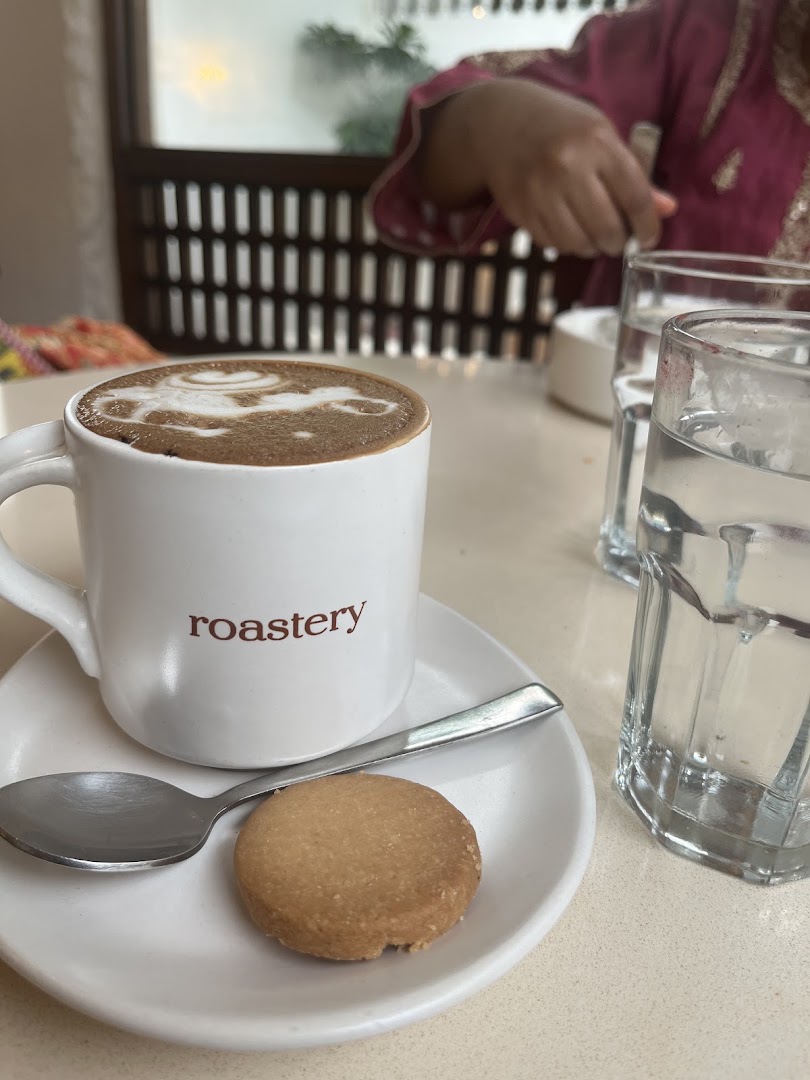 Roastery Coffee House: appetizing coffee and branding shown
