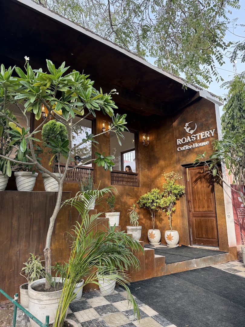 Roastery Coffee House: attractive exterior of the venue