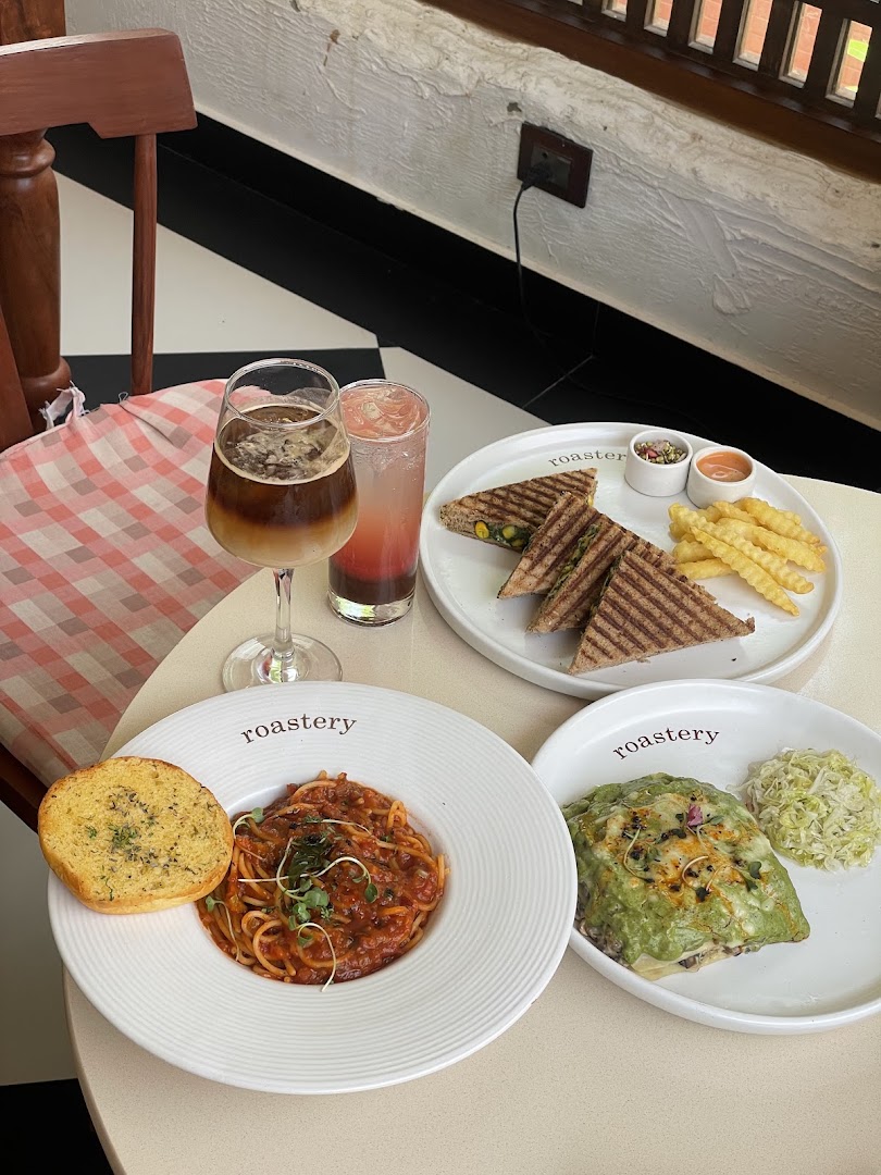 Roastery Coffee House: appetizing food and drink presentation