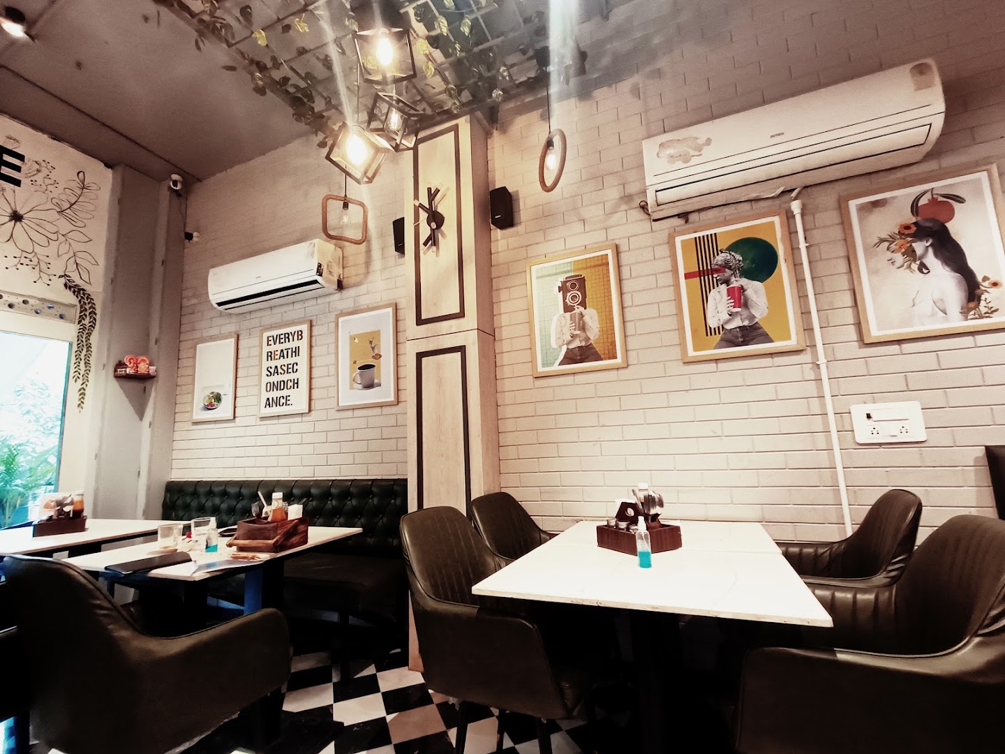 Spiced Brew: clear, inviting interior atmosphere