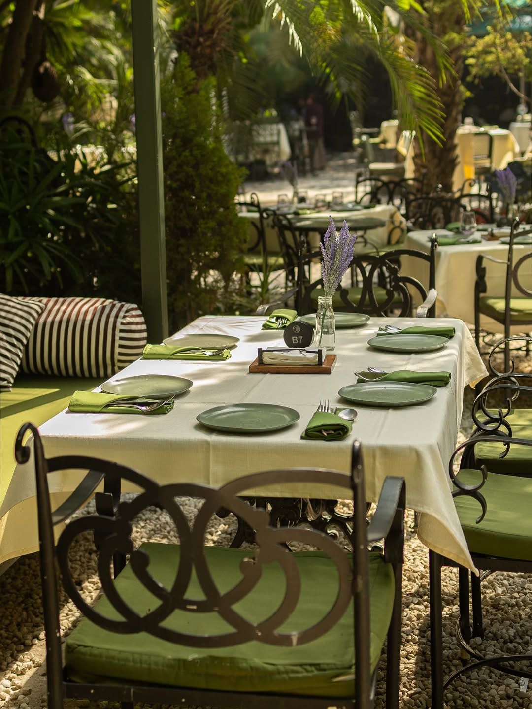 Elgin Cafe: attractive and inviting outdoor seating