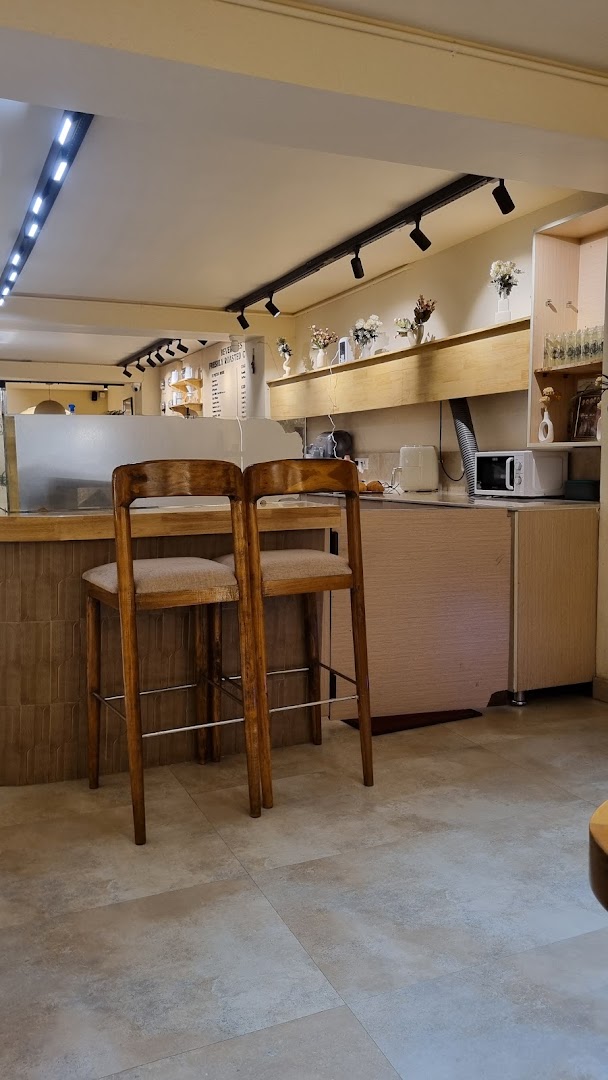 Pardeco Coffee Roasters: clear photo of cafe interior