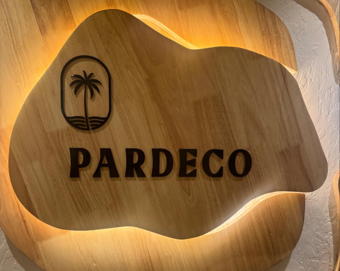 Pardeco Coffee Roasters: professional and clear venue signage