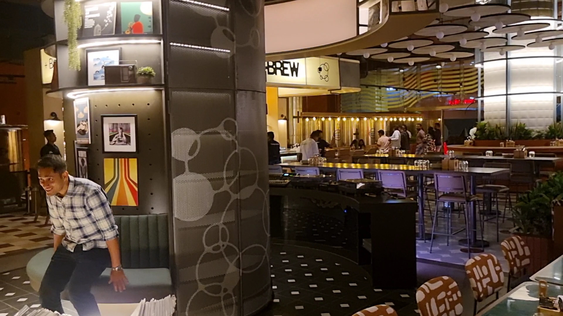 33&Brew: restaurant interior and atmosphere