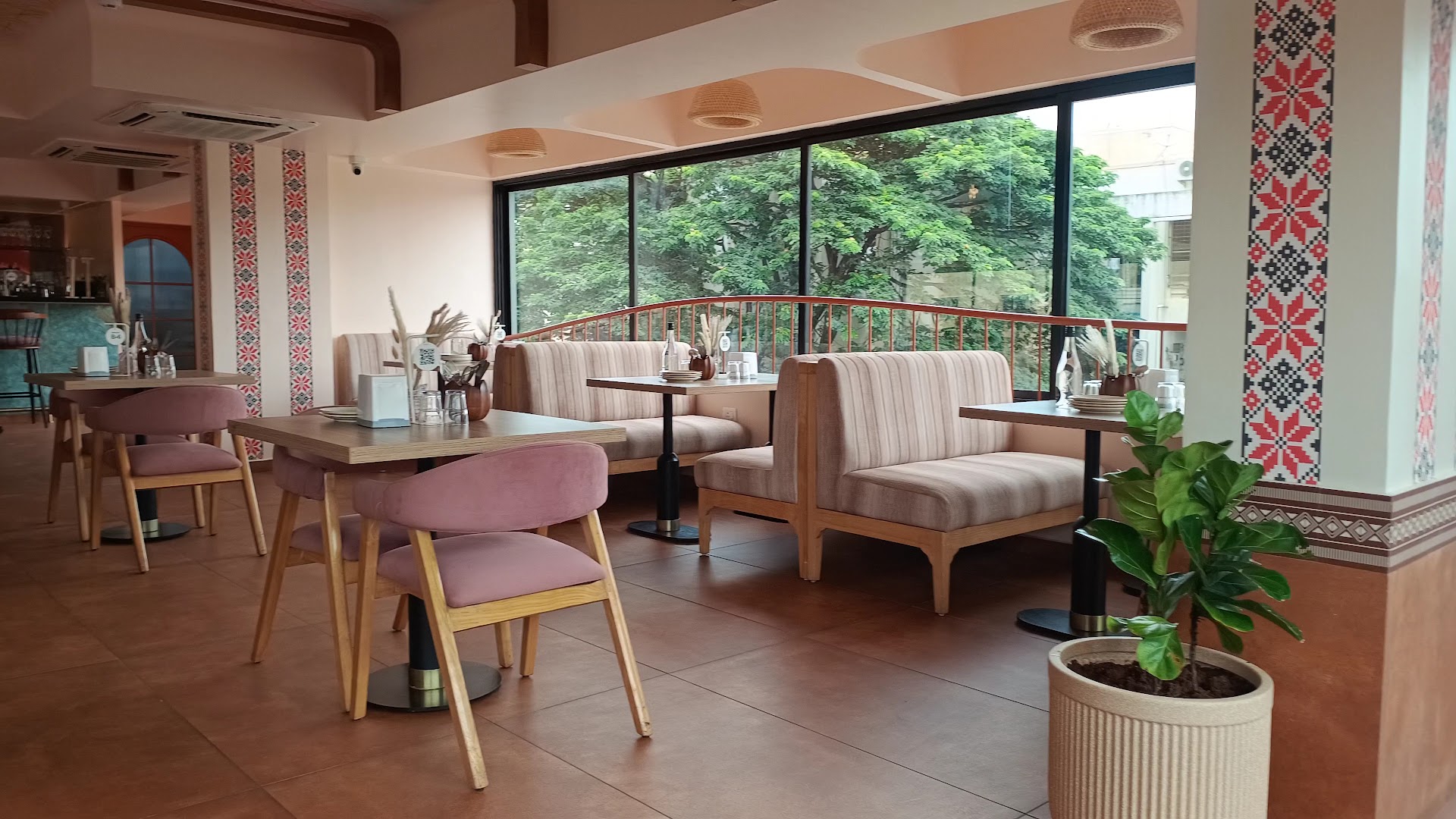 Chifa: clear, inviting restaurant interior shot